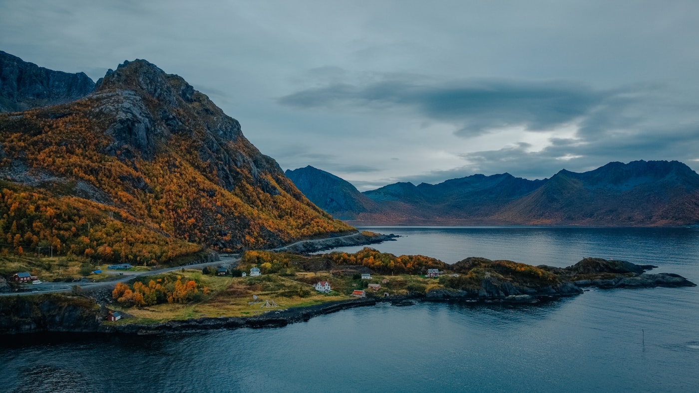 Stille vand med fjeld i baggrunden