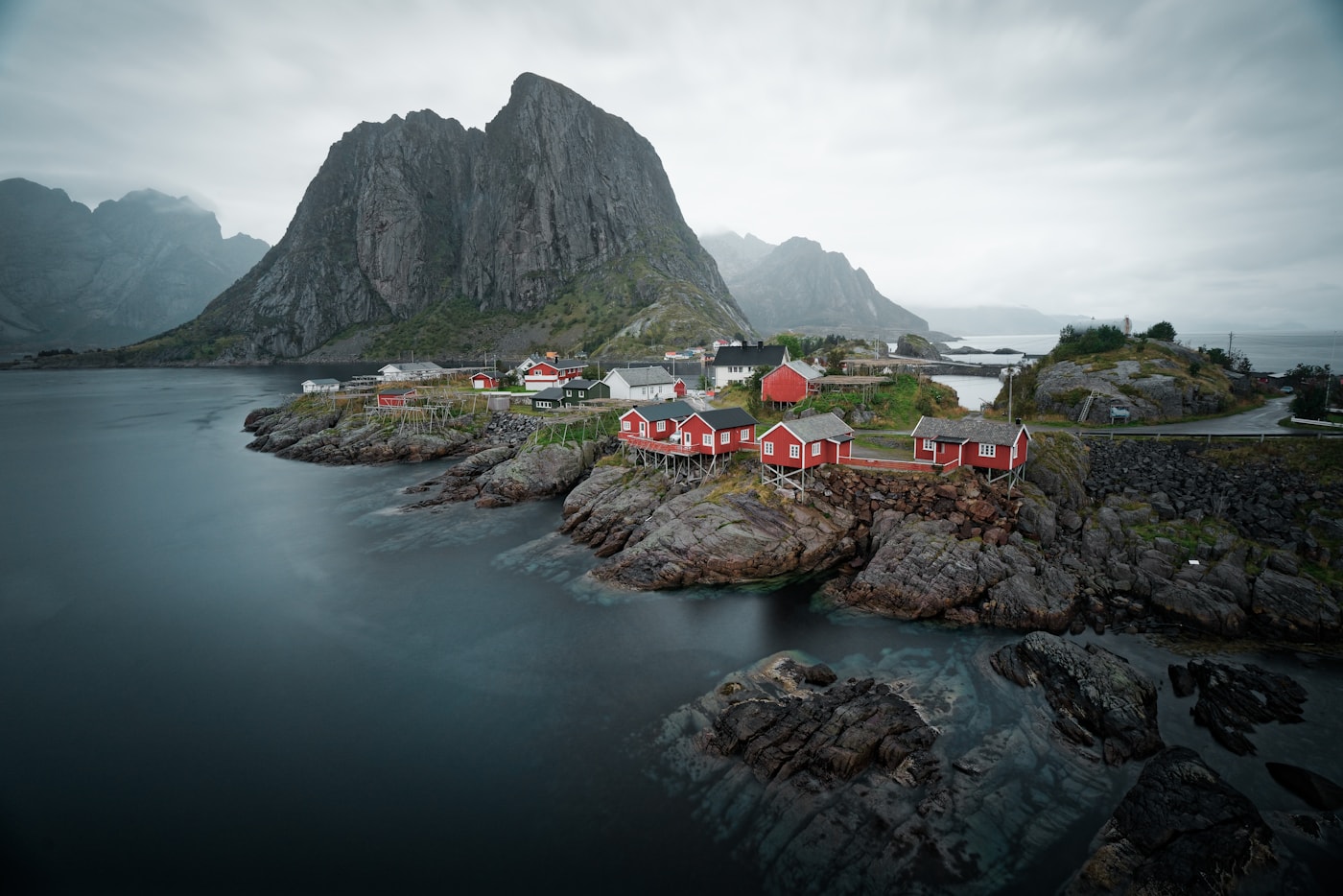 Huse ved kysten med havet foran