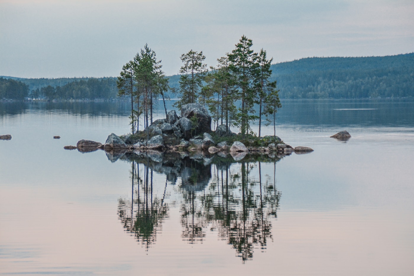 Lille ø i en stille sø